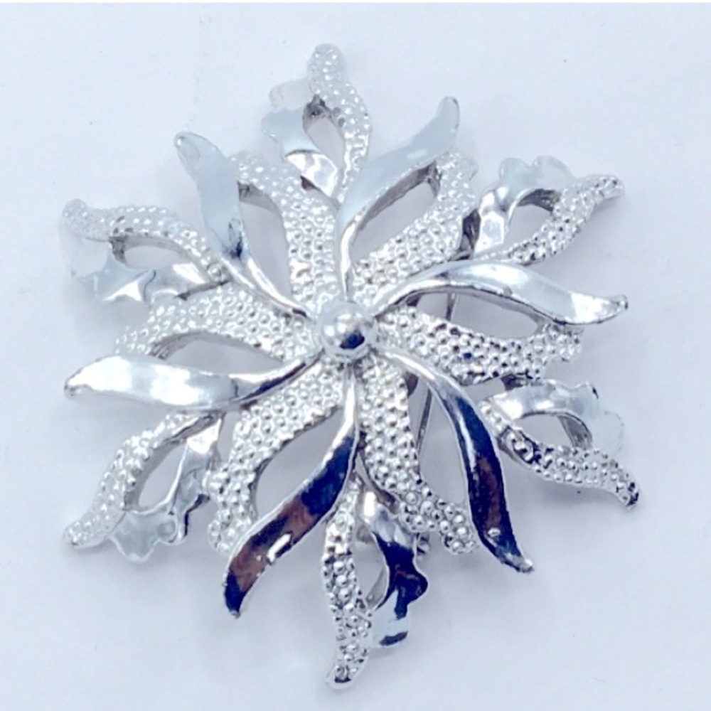 Gerry’s Vintage Silver Tone Round Textured Floral Brooch/Pin